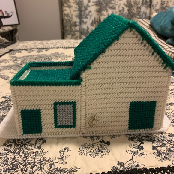 Christmas Village Garage with Music Box - Picture 4 of 11